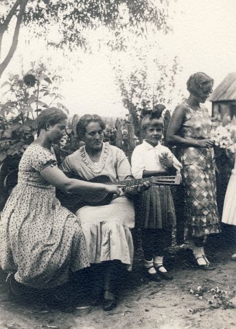 Ant suolelio, prie namų. Viktariškių k. (Kupiškio r.) 1932 m. Iš kairės 2- a sesuo Marijona Šleivytė, 4-a Veronika Šleivytė.