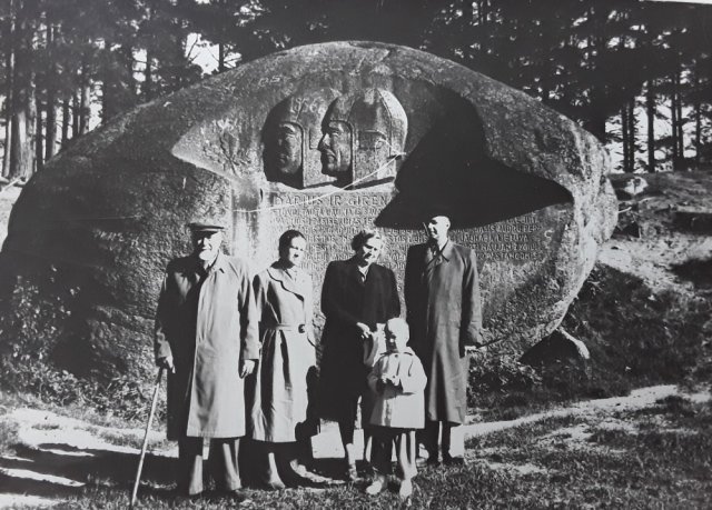 Pranas Mažylis, Jūratė Jankevičiūtė, Julija Mažylienė, Liudas Mažylis, Jonas Mažylis prie Puntuko. 1957 m.