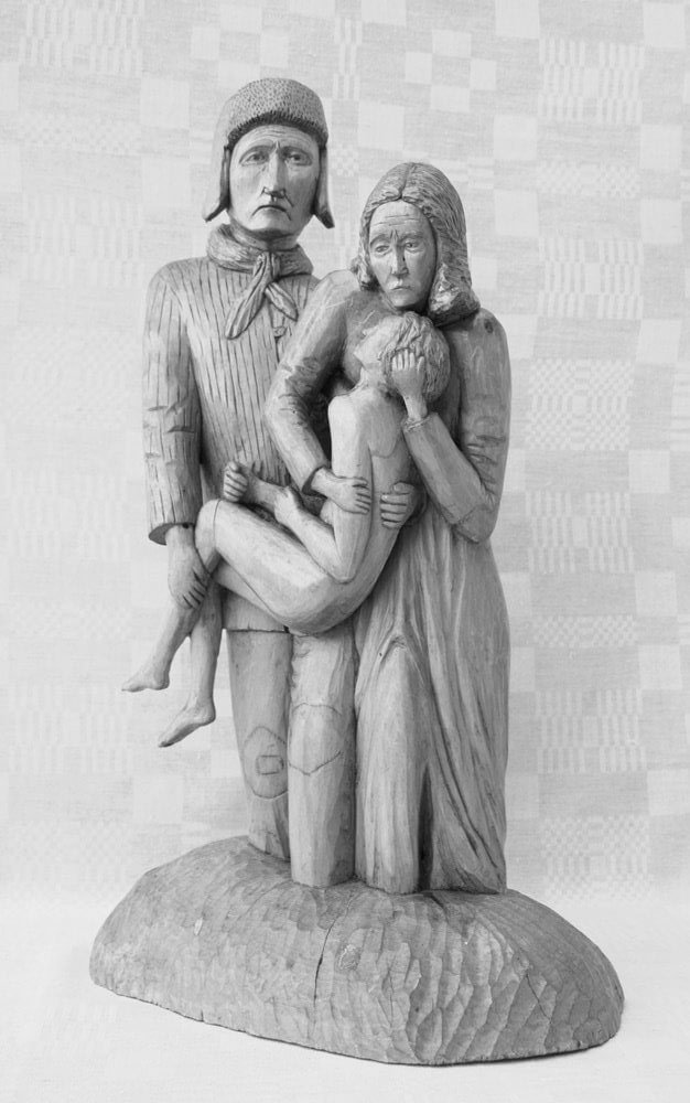 Statulėlė (medinė, 'Stalinizmo aukoms', vyras su moterimi ant rankų laiko jaunuolio kūną, 1989 m., h - 52 cm.).