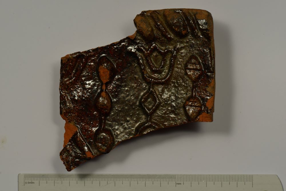 Sieninio koklio fragmentas, puoštas augaliniu ornamentu, XVII a. 2 pusė. Fotografas Gintas Kavoliūnas.