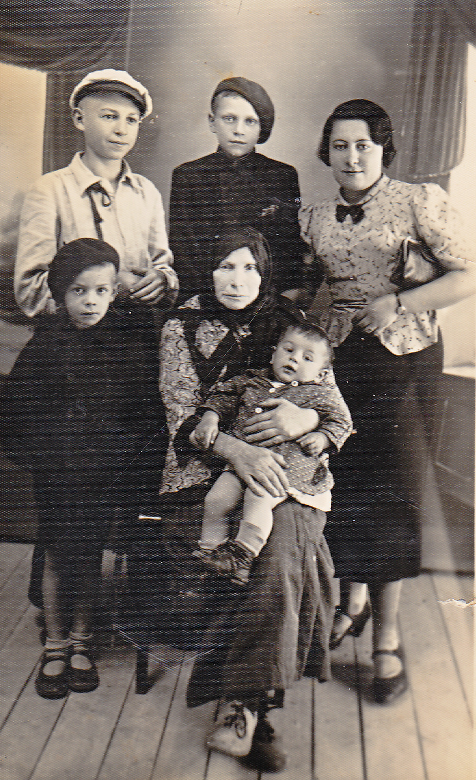 Abramovičių (Abramų) šeima. Vyriausias jos sūnus vilki Kupiškio valstybinės gimnazijos gimnazisto uniformą.