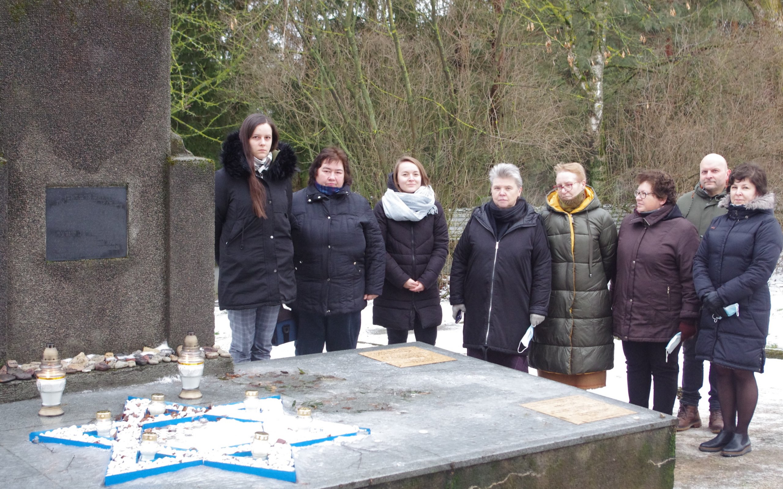 Kupiškio etnografijos muziejaus darbuotojai pagerbė 1941 m. Holokausto aukas ir uždegė žvakutes Laisvamanių kapinėse.