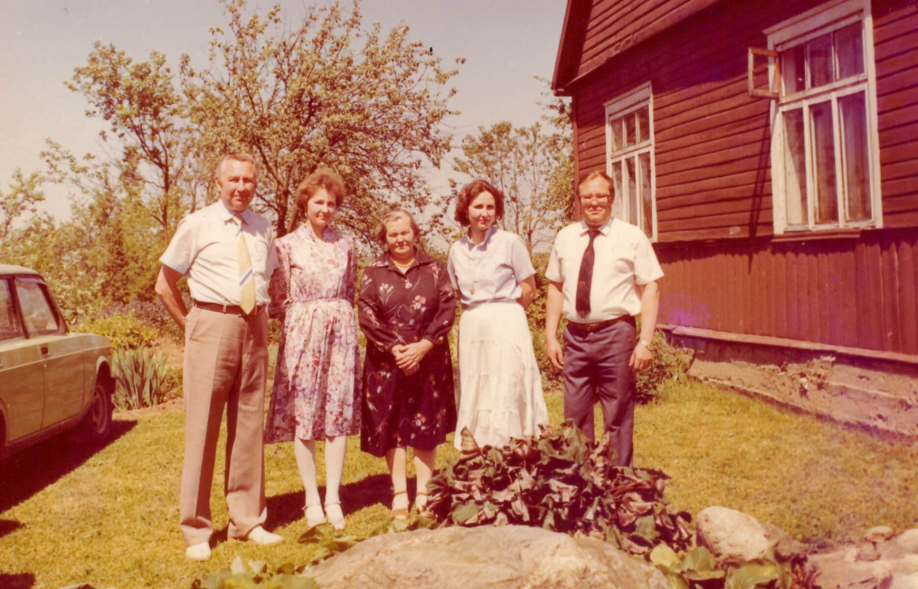 Kupiškio r. Kunderių kaime. Iš kairės Leonas Apšega, sesuo Stasė, mama Ona, sesuo Danutė ir brolis Vladas