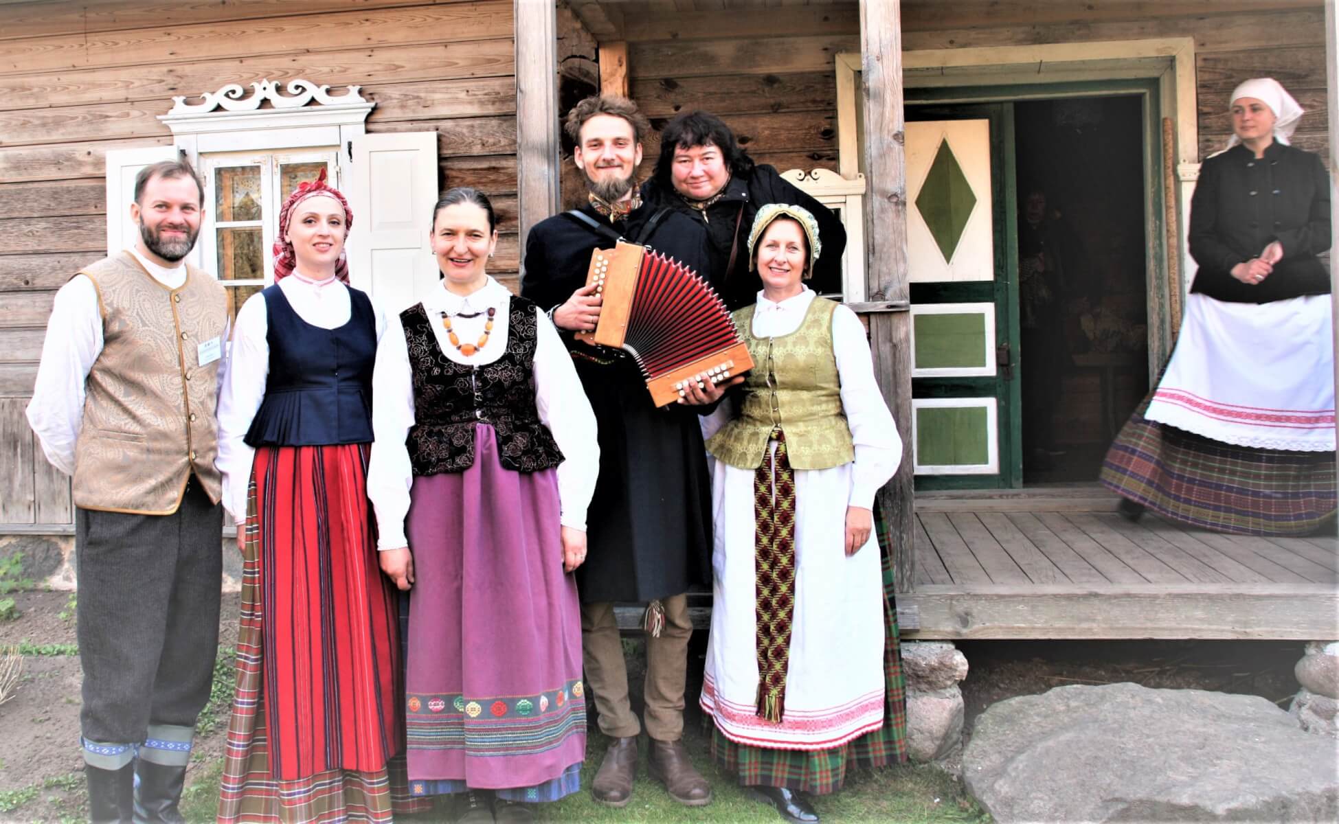 Aušra Jonušytė kartu su muzikantais džiaugiasi stovėdama namo iš Kupiškio rajono Mičiūnų kaimo gonkeliuose.