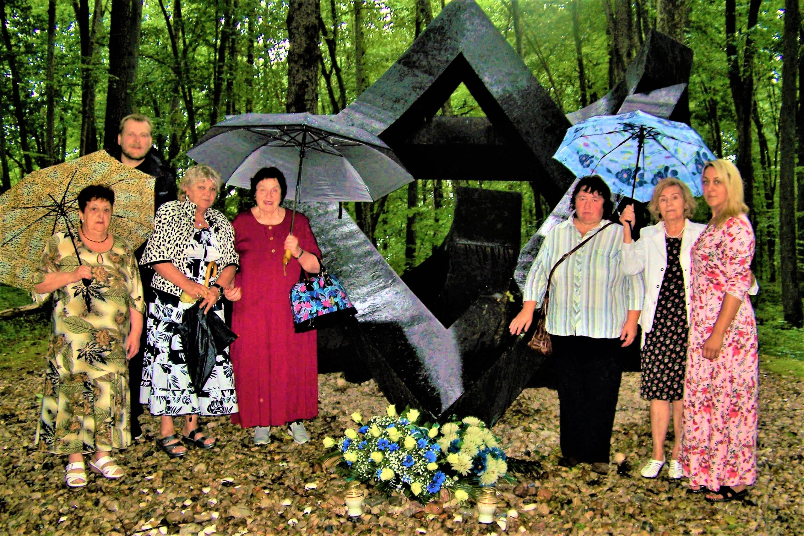 Pagerbtos Holokausto aukos prie žydų memorialo Vidzgirio miške. Eugenijaus Rakausko nuotrauka.