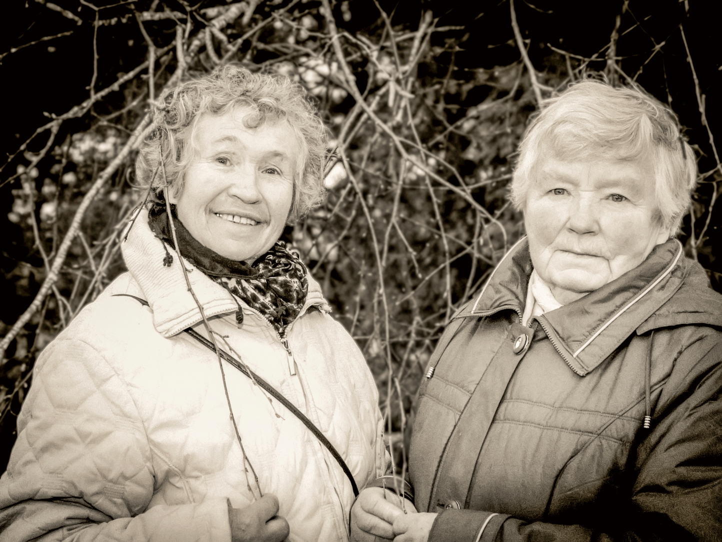 Dalė Ona ir Danutė: Šitą beržą sodino Danutė, o draugės mes jau apie trisdešimt metų...